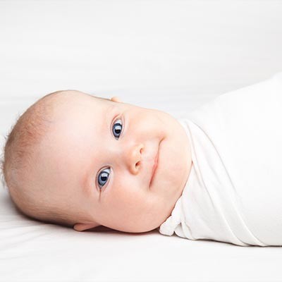 La technique de l’emmaillotage pour offrir le sommeil le plus paisible à votre bébé