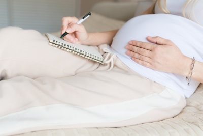 Femme enceinte créant sa liste de naissance