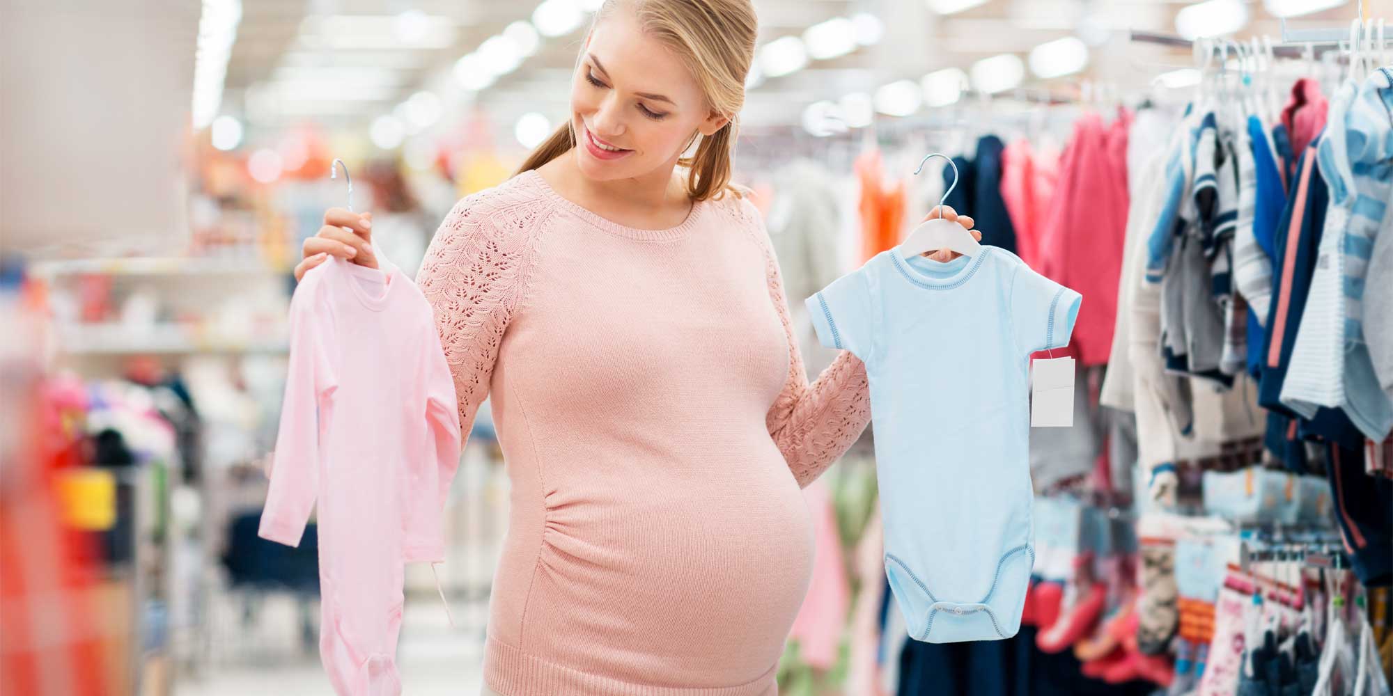 Femme enceinte dans magasin pour bébé